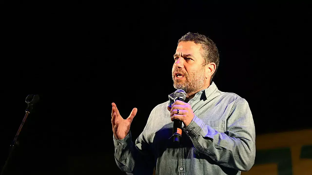 חבר הכנסת ינון מגל בעצרת בעד לגליזציה לסמים קלים בכיכר רבין בתל אביב חבר הכנסת ינון מגל בעצרת בעד לגליזציה לסמים קלים בכיכר רבין בתל אביב