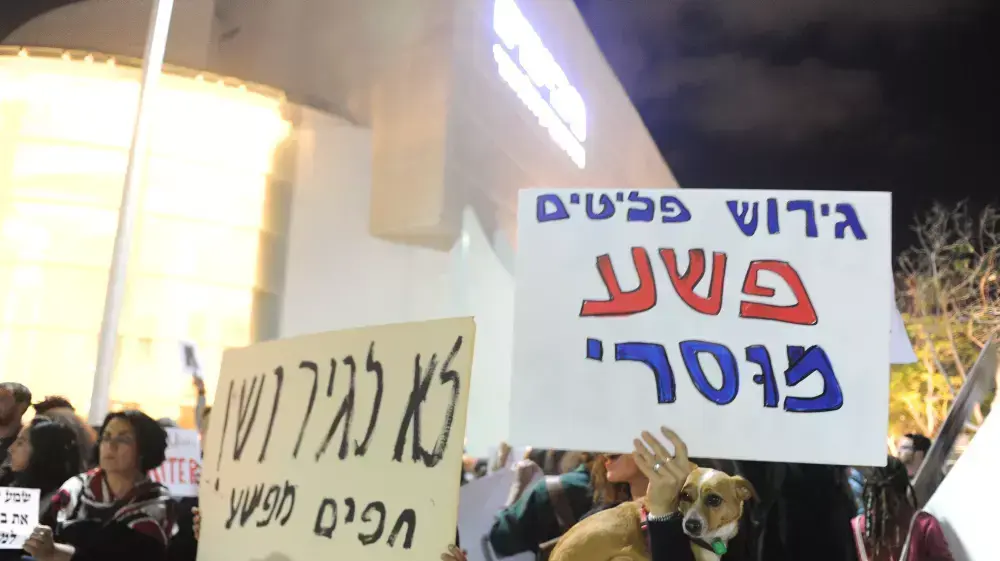 הפגנה בכיכר הבימה בתל אביב נגד מדיניות ישראל ביחס למסתננים 02 מאי 2015 הפגנה בכיכר הבימה בתל אביב נגד מדיניות ישראל ביחס למסתננים 02 מאי 2015