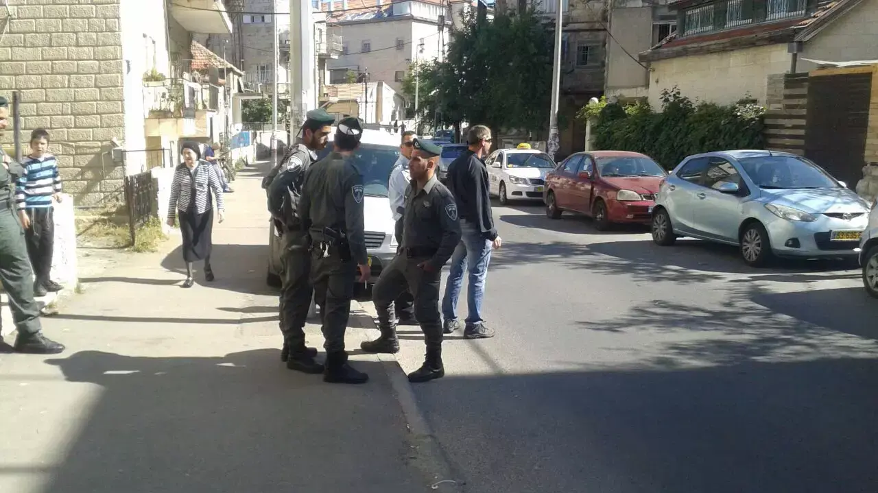 כוחות משטרה מחוץ לסמינר שמנהל הרב אהרון רמתי בשכונת סנהדריה בירושלים, מאי 2015 כוחות משטרה מחוץ לסמינר שמנהל הרב אהרון רמתי בשכונת סנהדריה בירושלים, מאי 2015