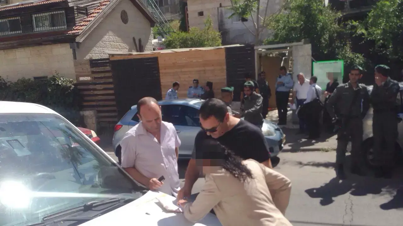 כוחות משטרה מחוץ לסמינר שמנהל הרב אהרון רמתי בשכונת סנהדריה בירושלים, מאי 2015 כוחות משטרה מחוץ לסמינר שמנהל הרב אהרון רמתי בשכונת סנהדריה בירושלים, מאי 2015