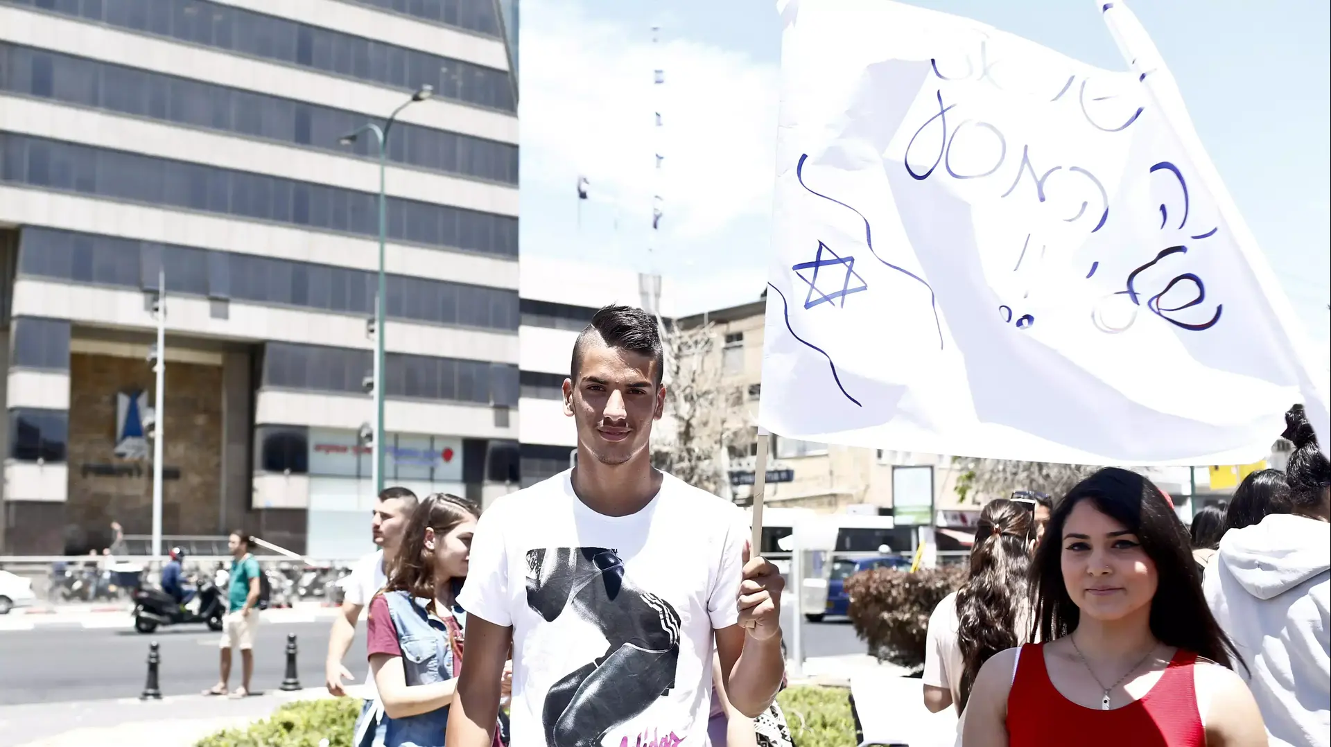 פאדי נג'עה, תלמיד פנימיית אורט נתניה, הפגנת ארגון ההורים מול בית ארגון המורים בתל אביב בנושא הטיולים השנתיים, מאי 2015 פאדי נג'עה, תלמיד פנימיית אורט נתניה, הפגנת ארגון ההורים מול בית ארגון המורים בתל אביב בנושא הטיולים השנתיים, מאי 2015