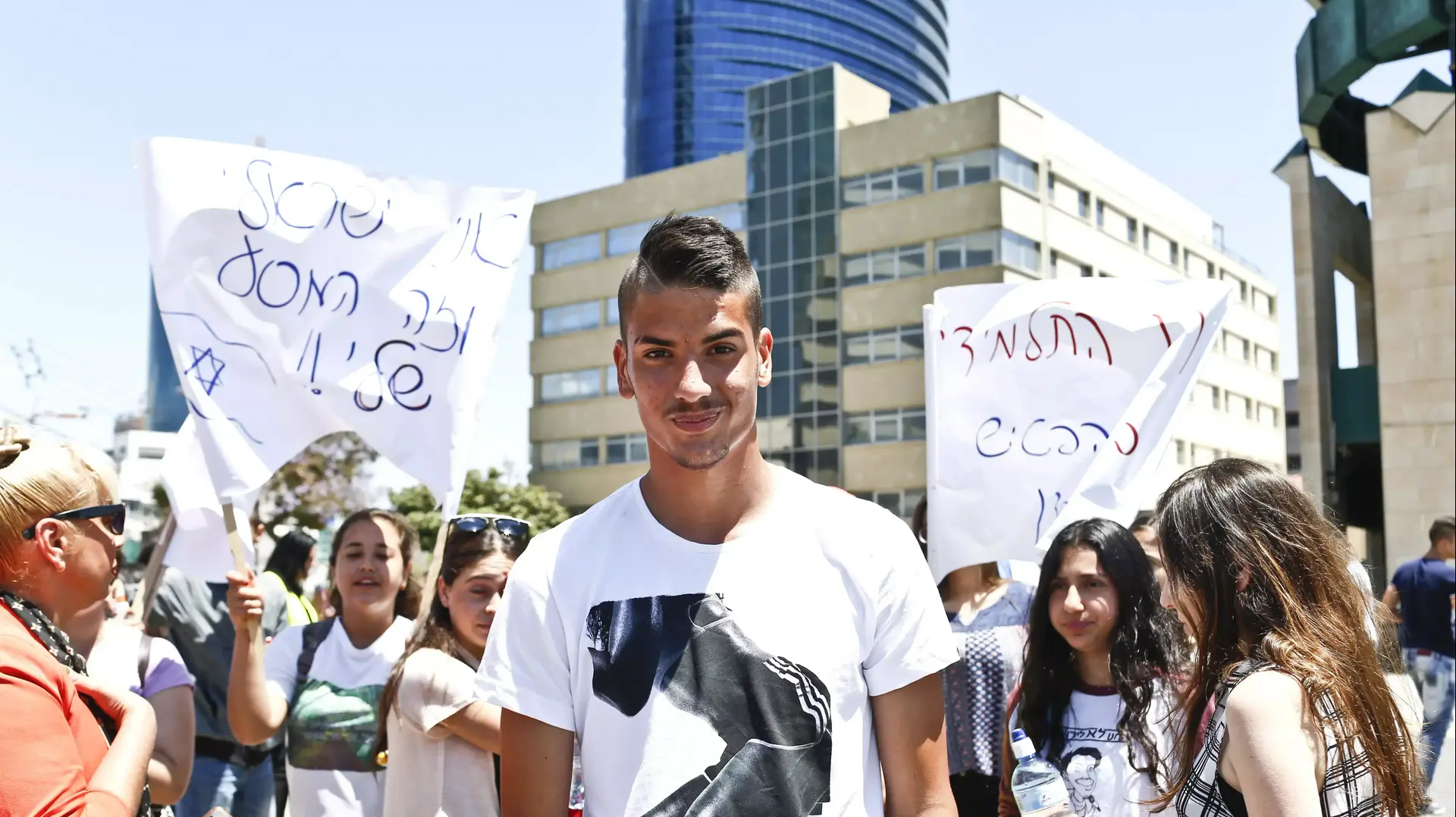 פאדי נג'עה, תלמיד פנימיית אורט נתניה, הפגנת ארגון ההורים מול בית ארגון המורים בתל אביב בנושא הטיולים השנתיים, מאי 2015