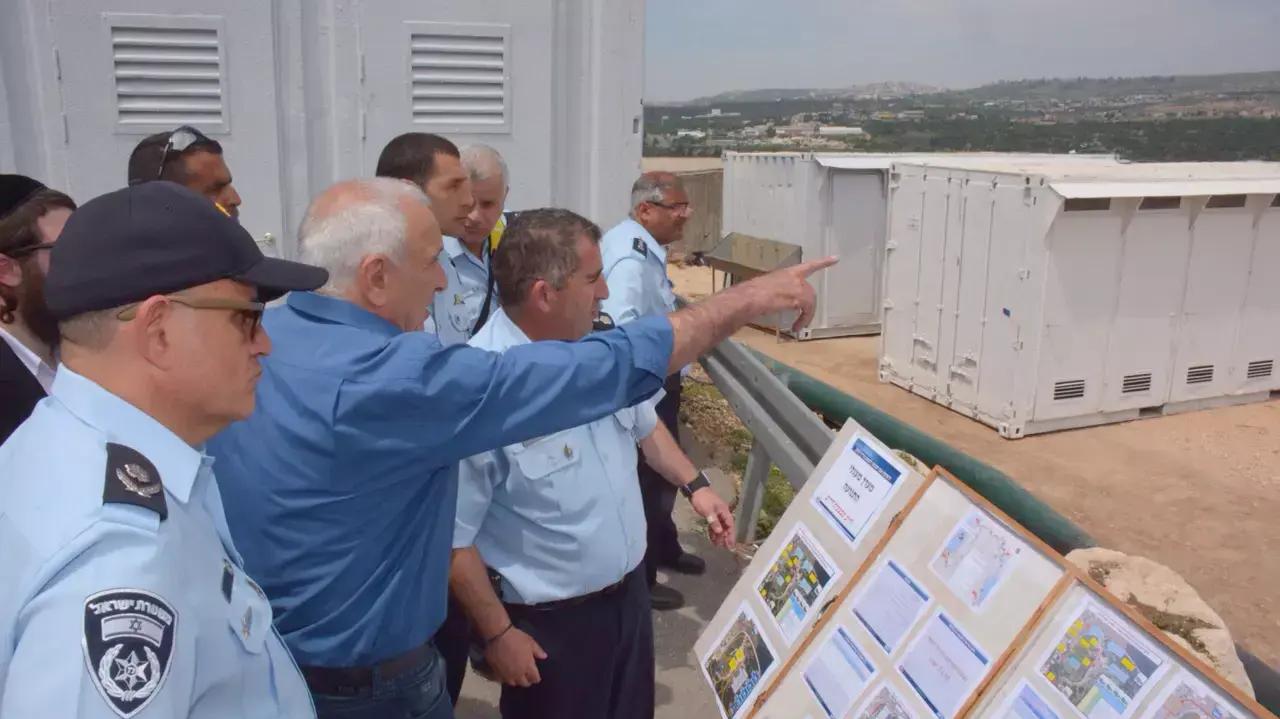 השר לביטחון הפנים יצחק אהרונוביץ' בוחן את היערכות המשטרה לקראת הילולת הרשב"י במירון, 3 במאי 2015 השר לביטחון הפנים יצחק אהרונוביץ' בוחן את היערכות המשטרה לקראת הילולת הרשב"י במירון, 3 במאי 2015