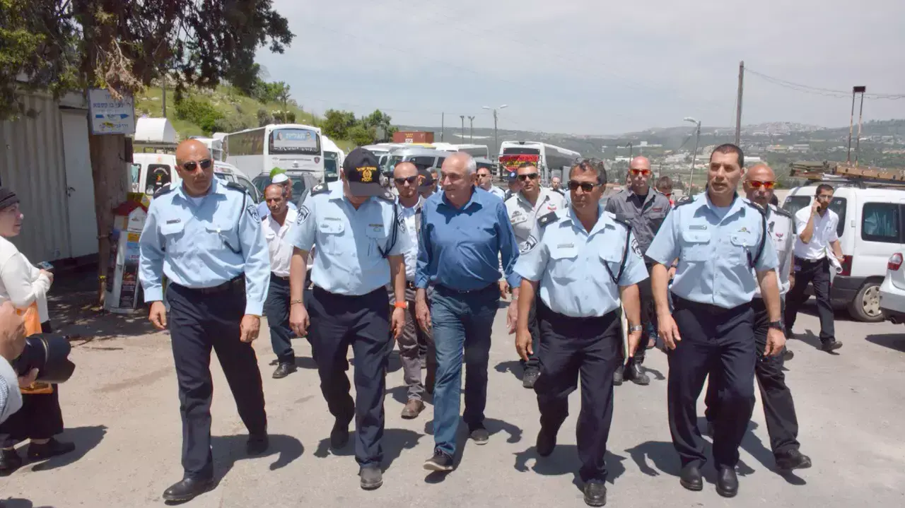 השר לביטחון הפנים יצחק אהרונוביץ' בוחן את היערכות המשטרה לקראת הילולת הרשב"י במירון, 3 במאי 2015 השר לביטחון הפנים יצחק אהרונוביץ' בוחן את היערכות המשטרה לקראת הילולת הרשב"י במירון, 3 במאי 2015
