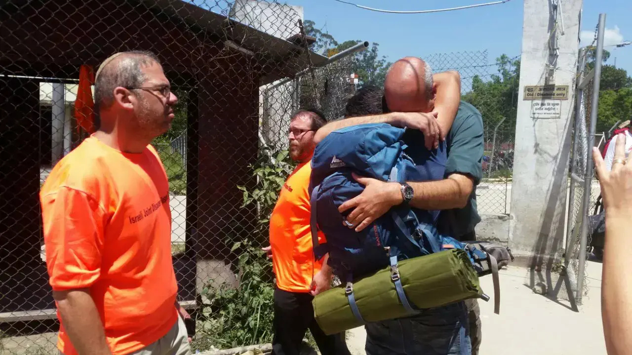 פטריק אסרף, אביו של אור, פוגש את חבריו של אור מיחידת אגוז ואת צוות המחלצים, מאי 2015 פטריק אסרף, אביו של אור, פוגש את חבריו של אור מיחידת אגוז ואת צוות המחלצים, מאי 2015