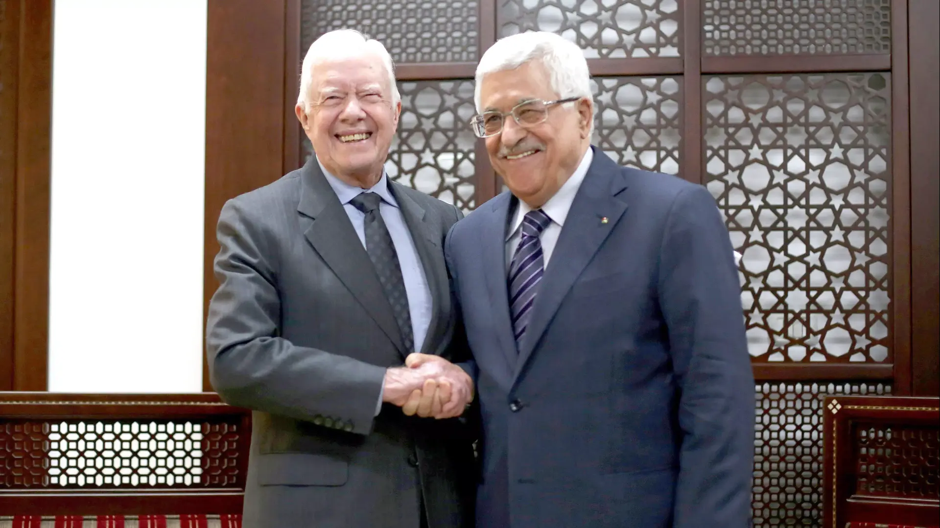 אבו מאזן מארח את הנשיא לשעבר ג'ימי קרטר  רמאללה, 2 במאי 2015