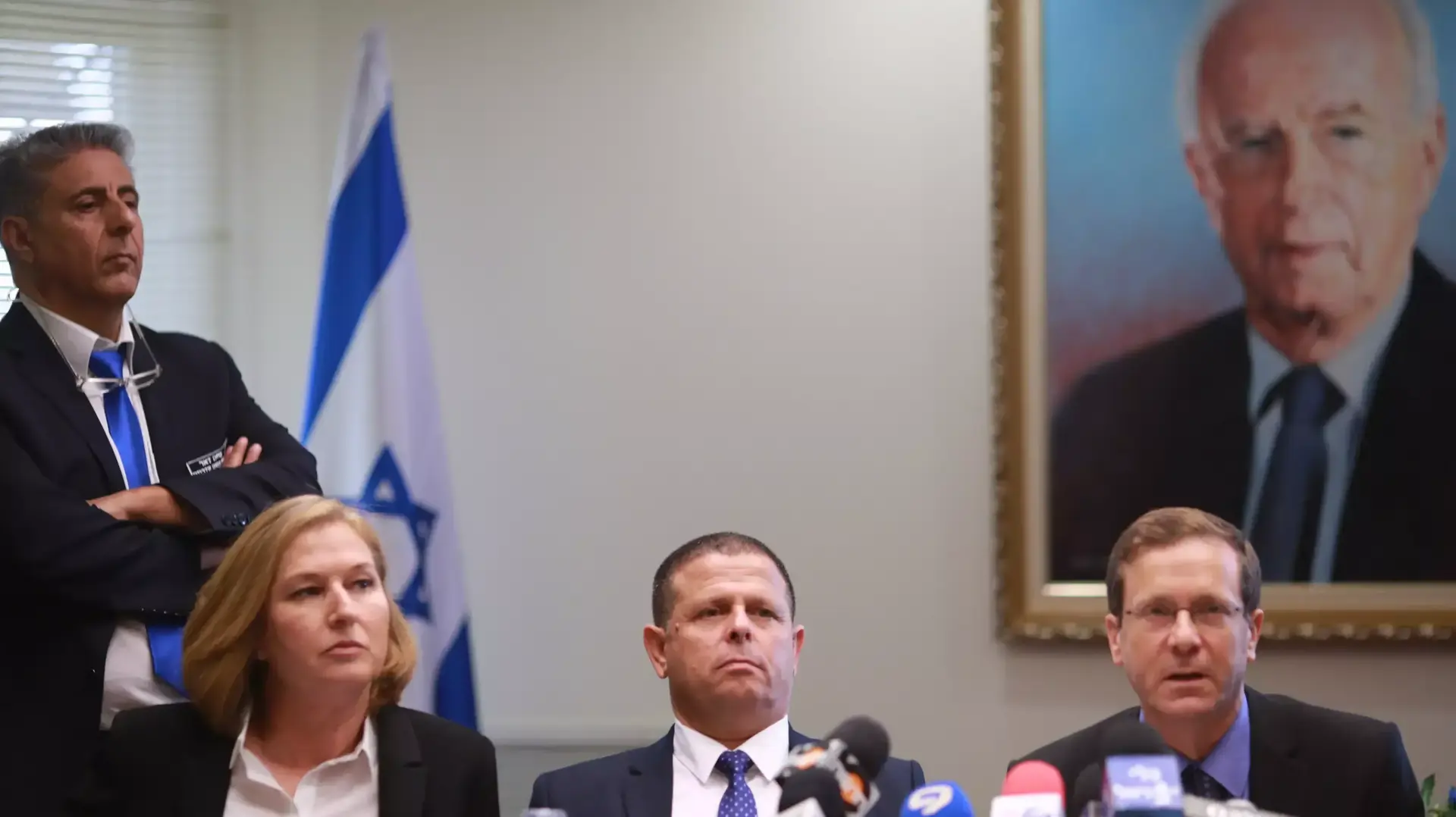 יצחק הרצוג, איתן כבל וציפי לבני בישיבת סיעת המחנה הציוני בכנסת, 4 במאי 2015 יצחק הרצוג, איתן כבל וציפי לבני בישיבת סיעת המחנה הציוני בכנסת, 4 במאי 2015