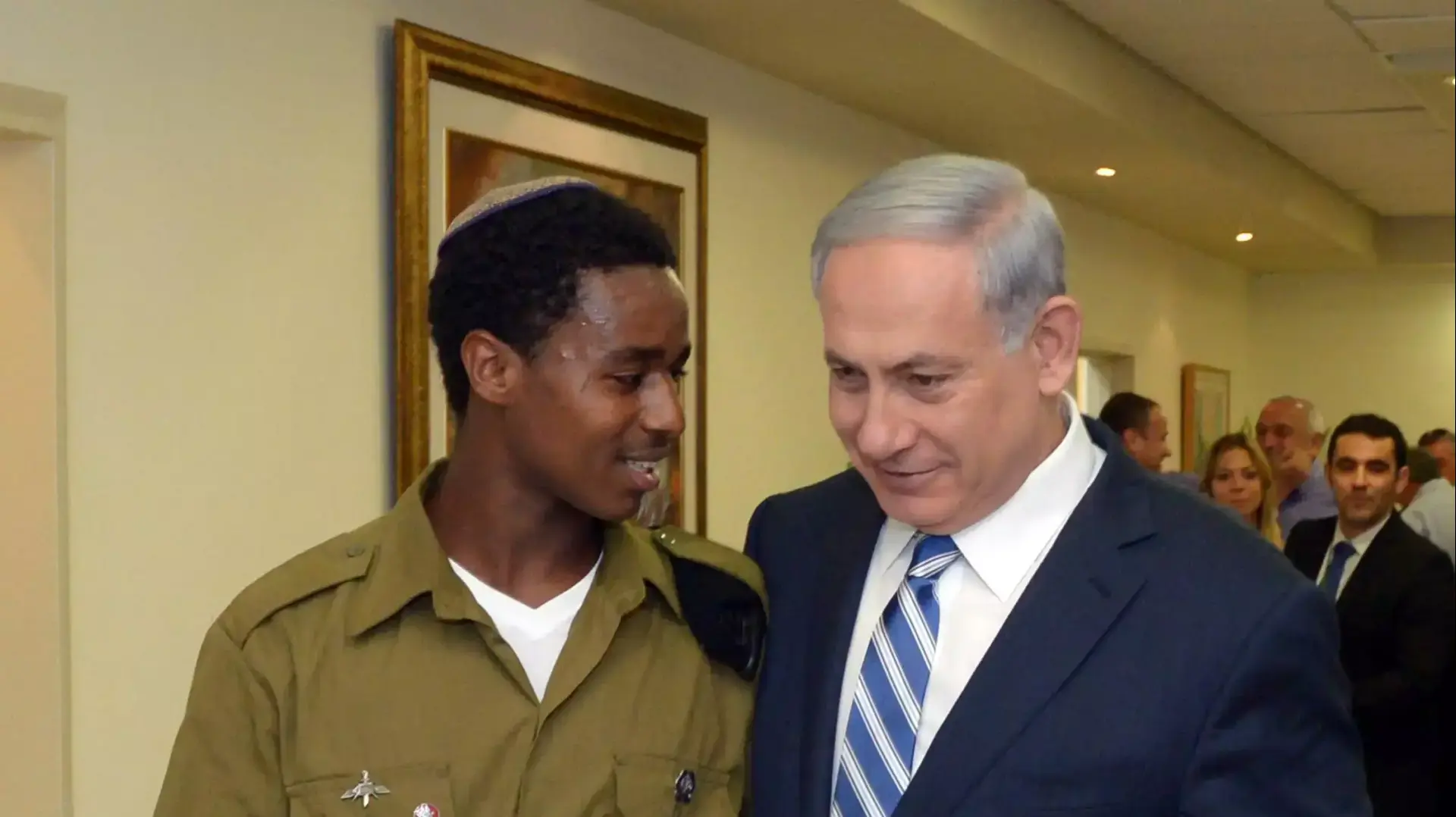 ראש הממשלה בנימין נתניהו נפגש עם החייל דמאס פיקדה שצולם כששוטרים מכים אותו, אפריל 2015 ראש הממשלה בנימין נתניהו נפגש עם החייל דמאס פיקדה שצולם כששוטרים מכים אותו, אפריל 2015