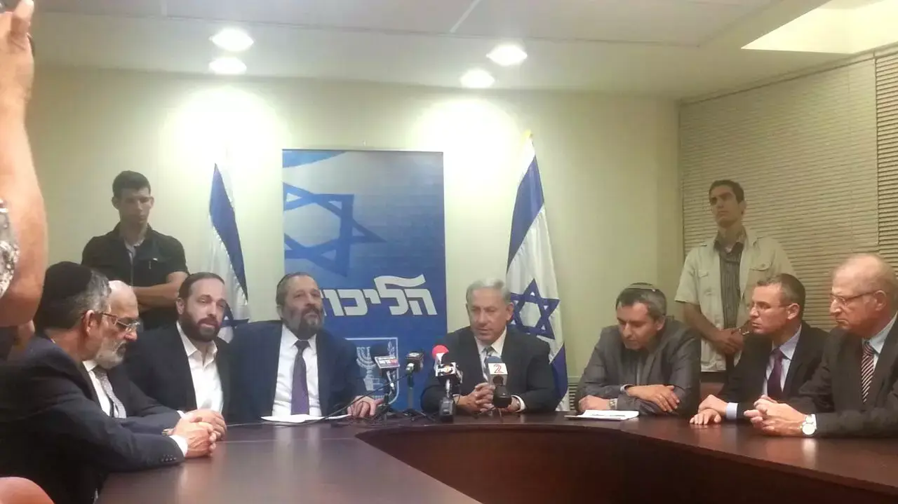 נציגי ש"ס חותמים עם נתניהו על הסכם קואליציוני, מאי 2015 נציגי ש"ס חותמים עם נתניהו על הסכם קואליציוני, מאי 2015