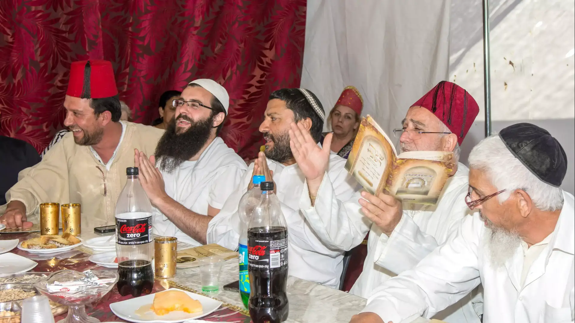 הכנות להילולת רבי שמעון בר יוחאי בחגיגות ל"ג בעומר, הר מירון, אפריל 2015 הכנות להילולת רבי שמעון בר יוחאי בחגיגות ל"ג בעומר, הר מירון, אפריל 2015