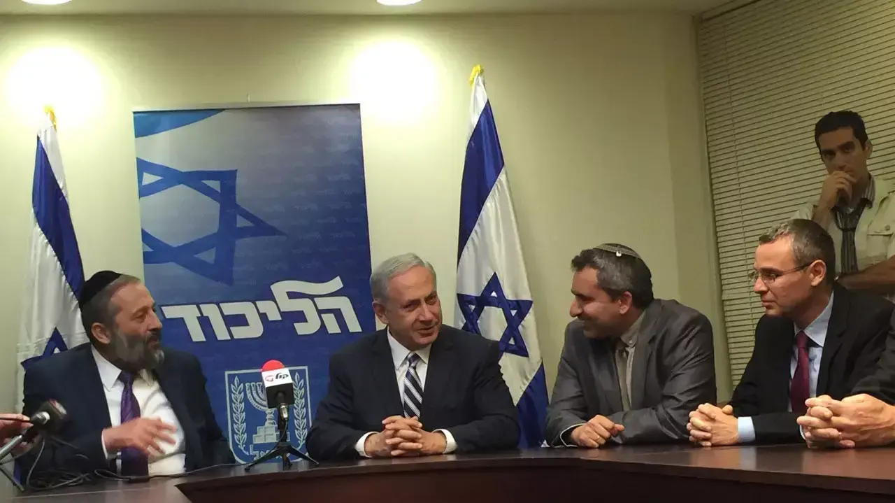 נתניהו ויו"ר ש"ס דרעי חתמו על הסכם קואליציוני, 4 במאי 2015 נתניהו ויו"ר ש"ס דרעי חתמו על הסכם קואליציוני, 4 במאי 2015