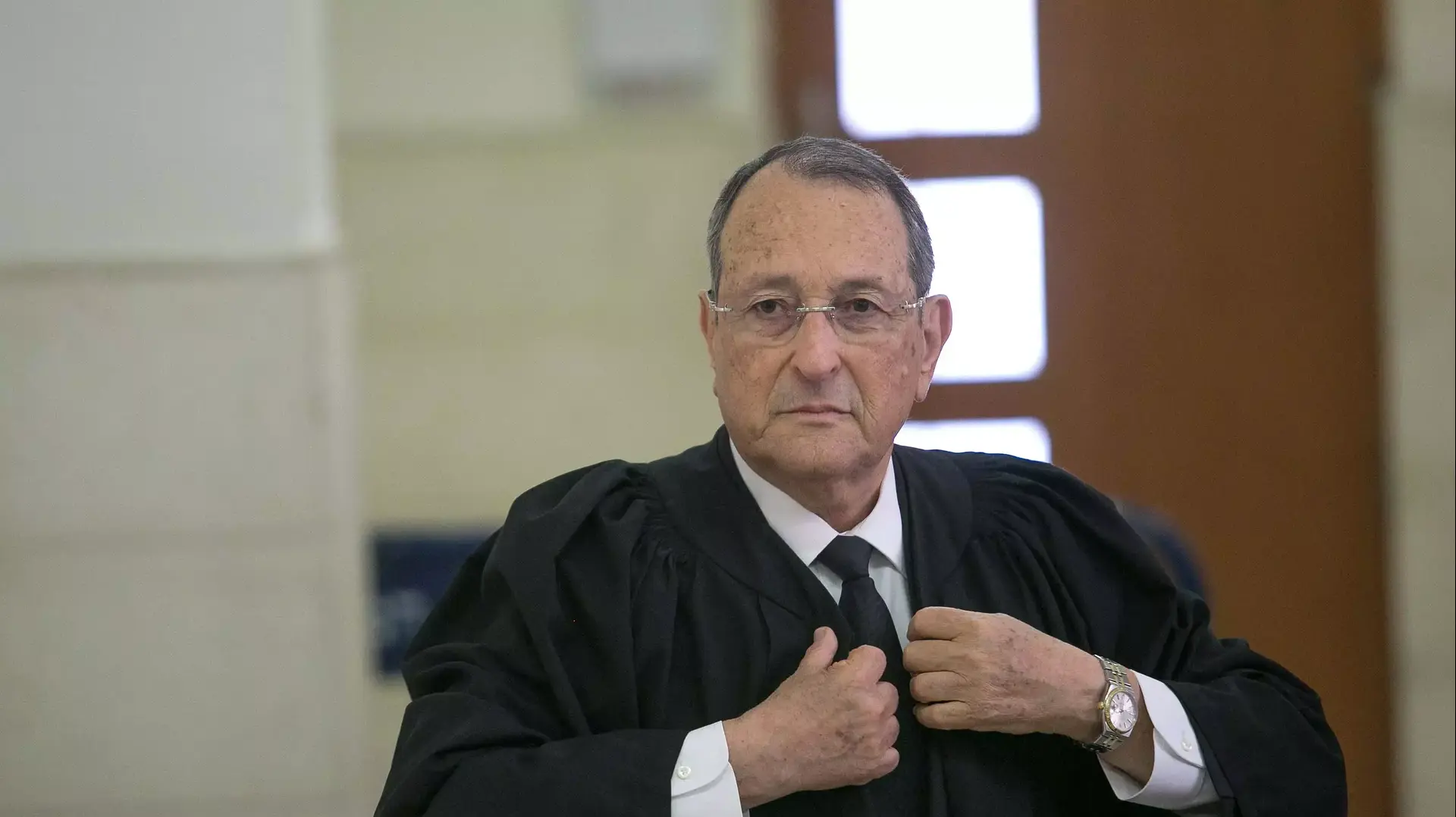 אלי זוהר עורך דינו של אהוד אולמרט בבית המשפט המחוזי בירושלים בדיון טיעונים לעונש, אפריל 2015 אלי זוהר עורך דינו של אהוד אולמרט בבית המשפט המחוזי בירושלים בדיון טיעונים לעונש, אפריל 2015