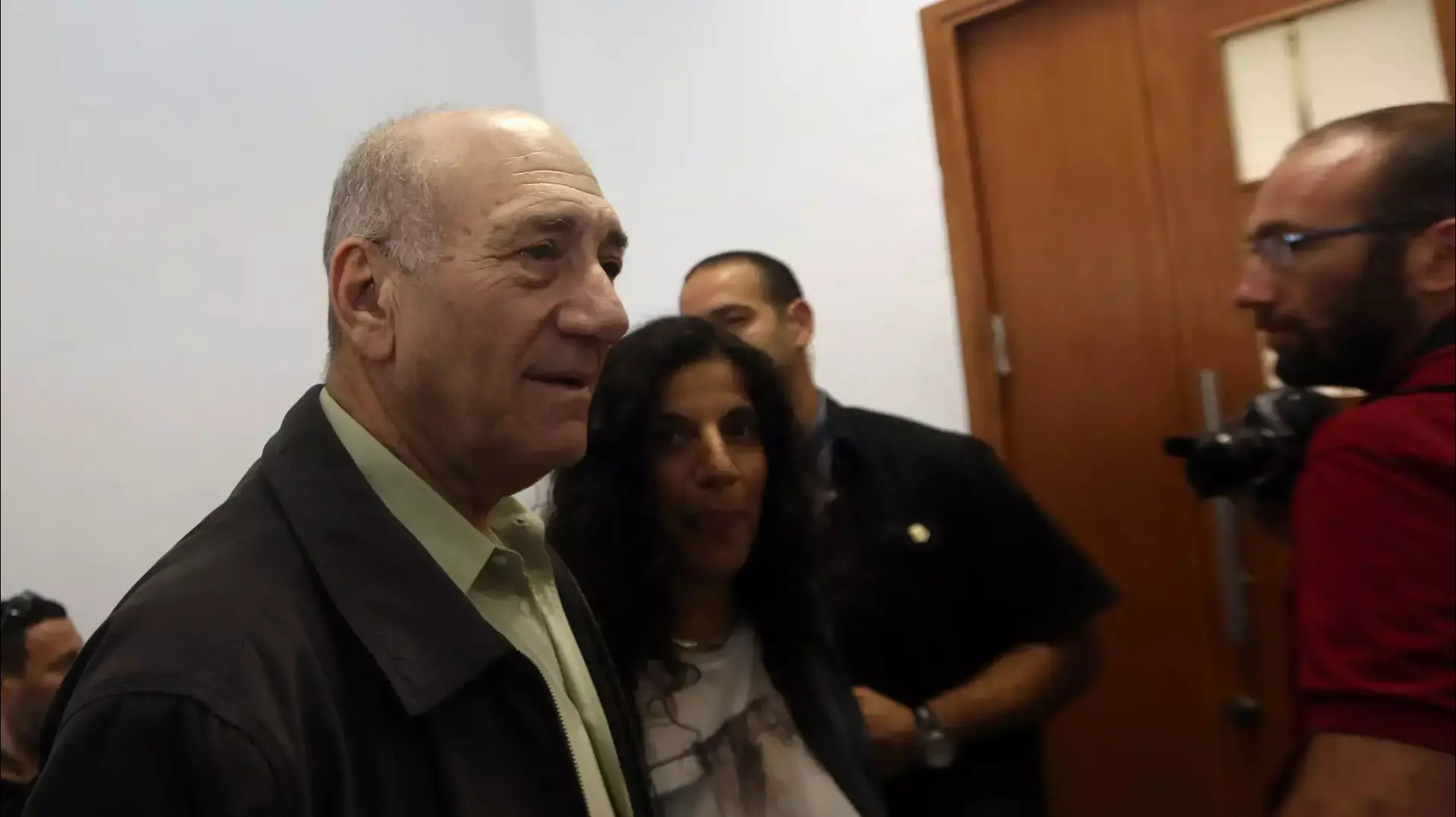 אהוד אולמרט בדיון טיעונים לעונש יחד עם בתו המאומצת שולי ניידס, אפריל 2015 אהוד אולמרט בדיון טיעונים לעונש יחד עם בתו המאומצת שולי ניידס, אפריל 2015