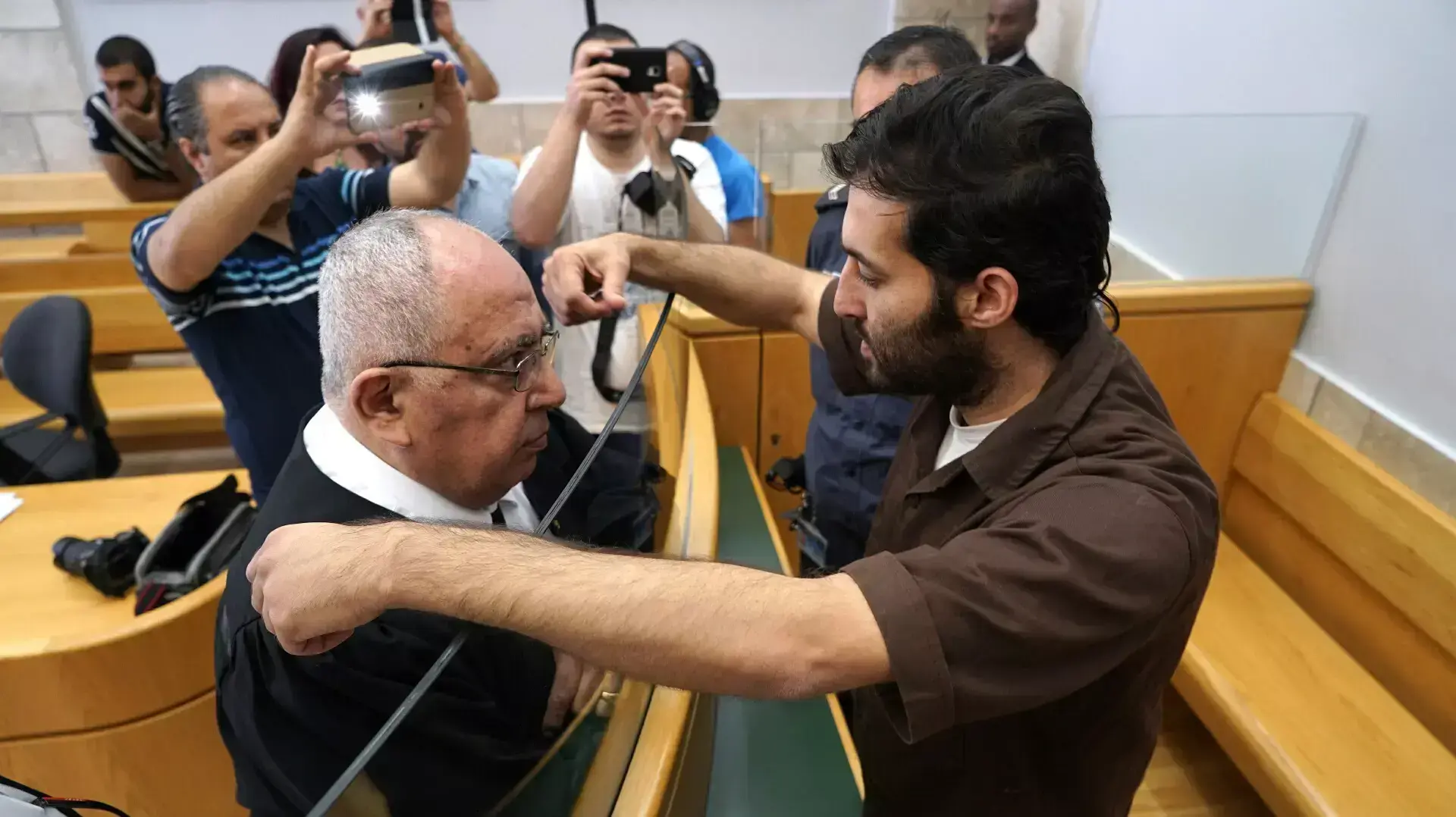 מאלכ ג'מיל חטיב, רופא שיניים מכפר כנא החשוד בעבירות בטחוניות בבית המשפט המחוזי בנצרת עילית. אפריל 2015 מאלכ ג'מיל חטיב, רופא שיניים מכפר כנא החשוד בעבירות בטחוניות בבית המשפט המחוזי בנצרת עילית. אפריל 2015