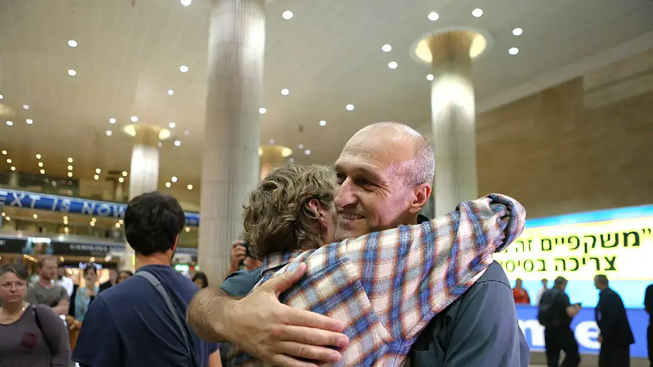 חבריו ובני משפחתו של אור אסרף, נתב"ג, מאי 2015