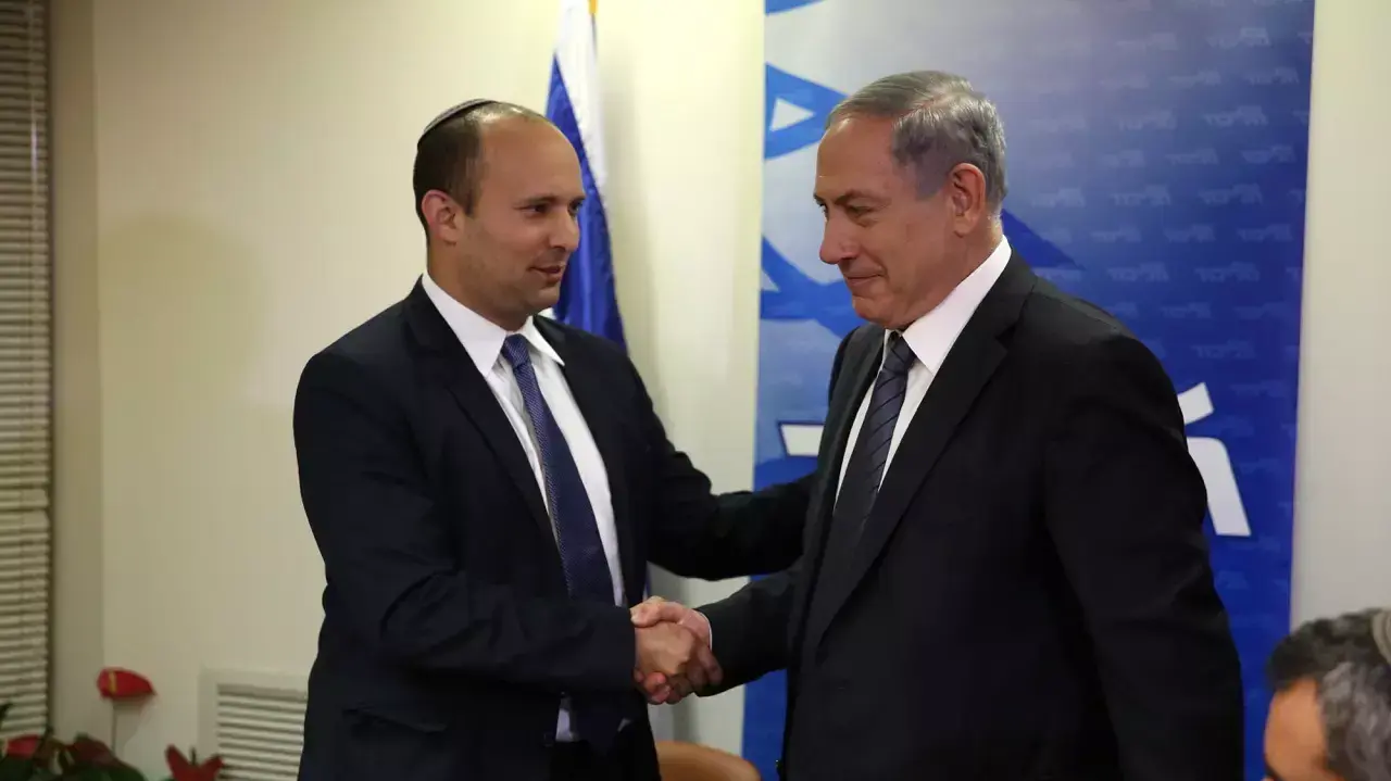 ראש הממשלה בנימין נתניהו ונפתלי בנט חותמים על הסכם קואליציוני