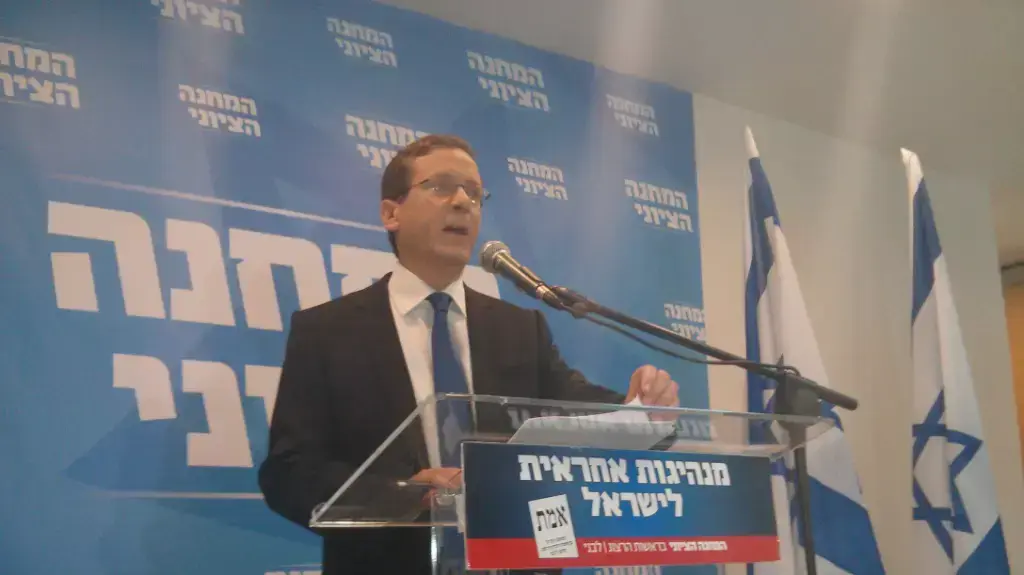 יצחק הרצוג יו"ר המחנה הציוני והאופוזיציה במסיבת עיתונאים לאחר הרכבת הממשלה ה-61. אפריל 2015 יצחק הרצוג יו"ר המחנה הציוני והאופוזיציה במסיבת עיתונאים לאחר הרכבת הממשלה ה-61. אפריל 2015
