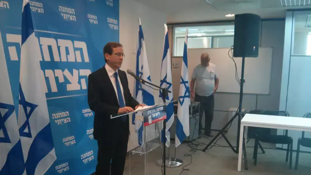 יצחק הרצוג יו"ר המחנה הציוני והאופוזיציה במסיבת עיתונאים לאחר הרכבת הממשלה ה-61. אפריל 2015 יצחק הרצוג יו"ר המחנה הציוני והאופוזיציה במסיבת עיתונאים לאחר הרכבת הממשלה ה-61. אפריל 2015