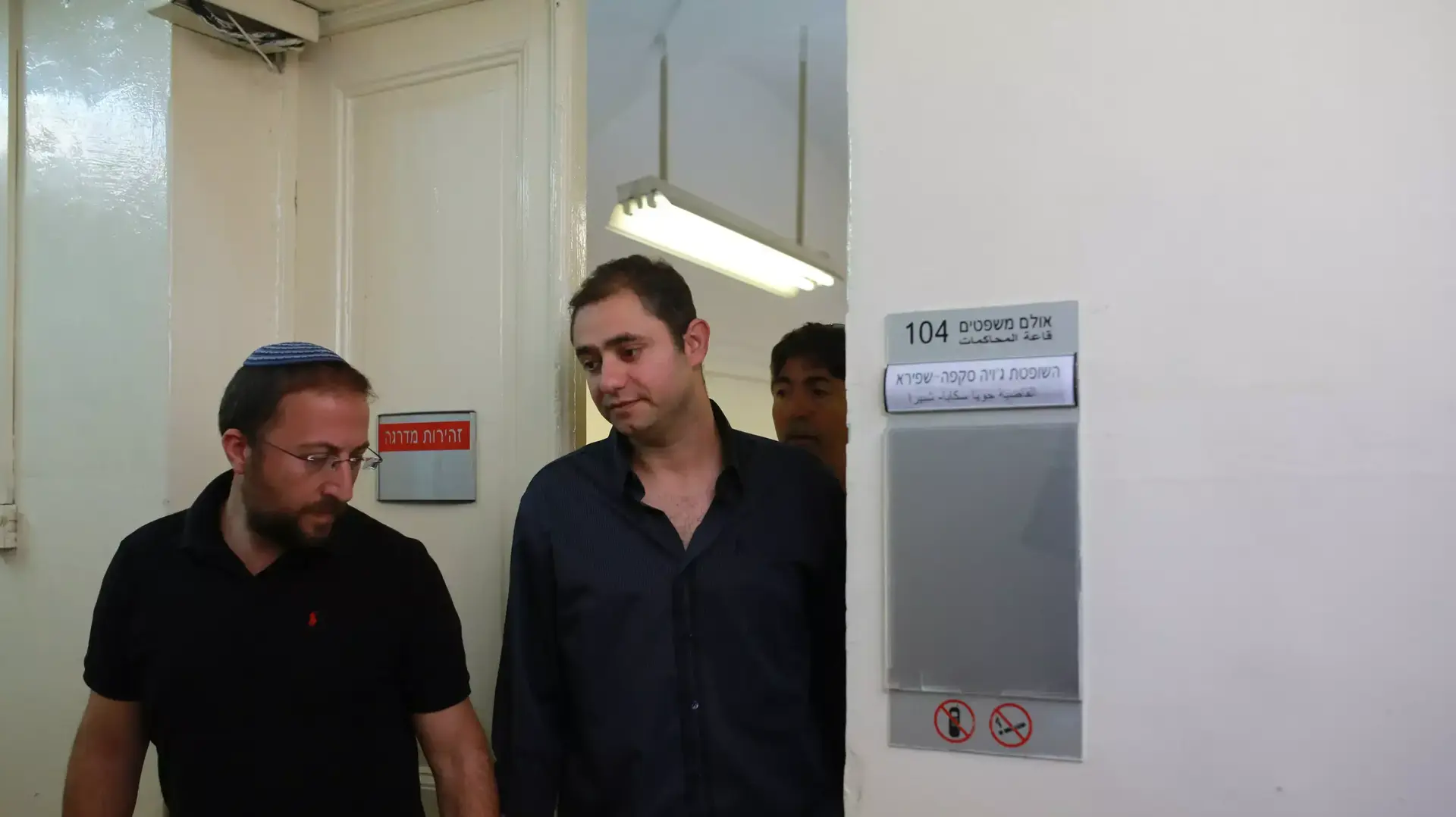 הארכת מעצר לערן מלכה (מימין) השוטר בפרשת רונאל פישר, אפריל 2015 הארכת מעצר לערן מלכה (מימין) השוטר בפרשת רונאל פישר, אפריל 2015