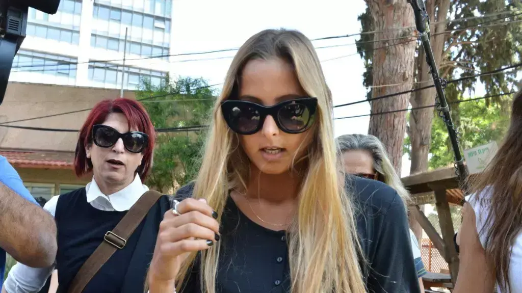מאי פאטל מגיעה לבית הדין הצבאי בקירייה להקראת כתב האישום למג"ד צבר לשעבר לירן חג'בי, אפריל 2015