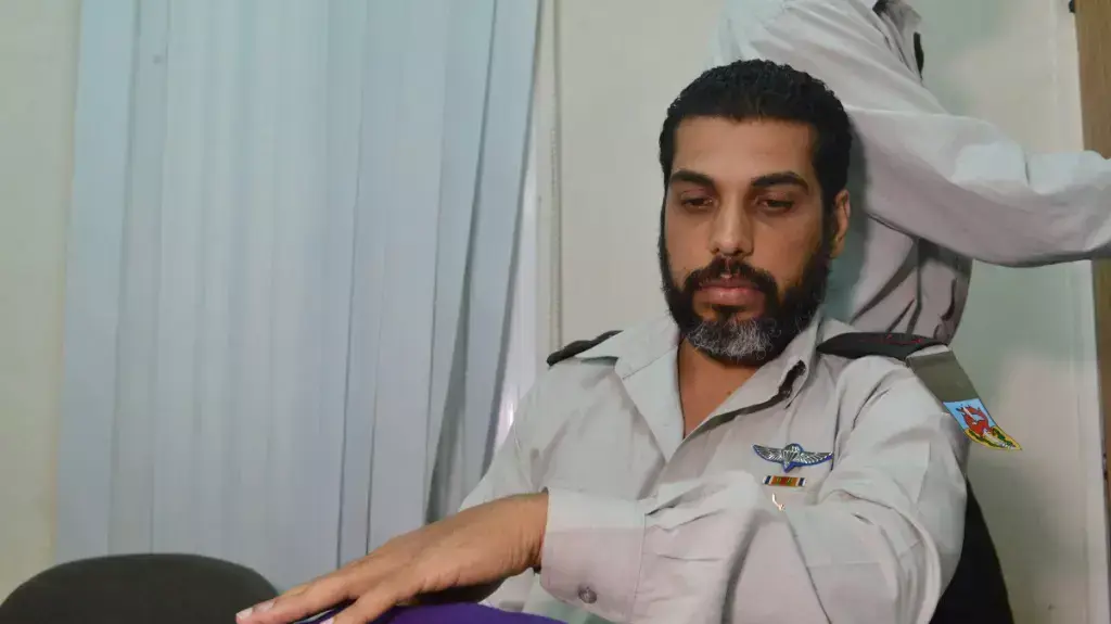 לירן חג'בי מג"ד צבר לשעבר בהקראת כתב האישום נגדו בבית הדין הצבאי בקירייה, אפריל 2015