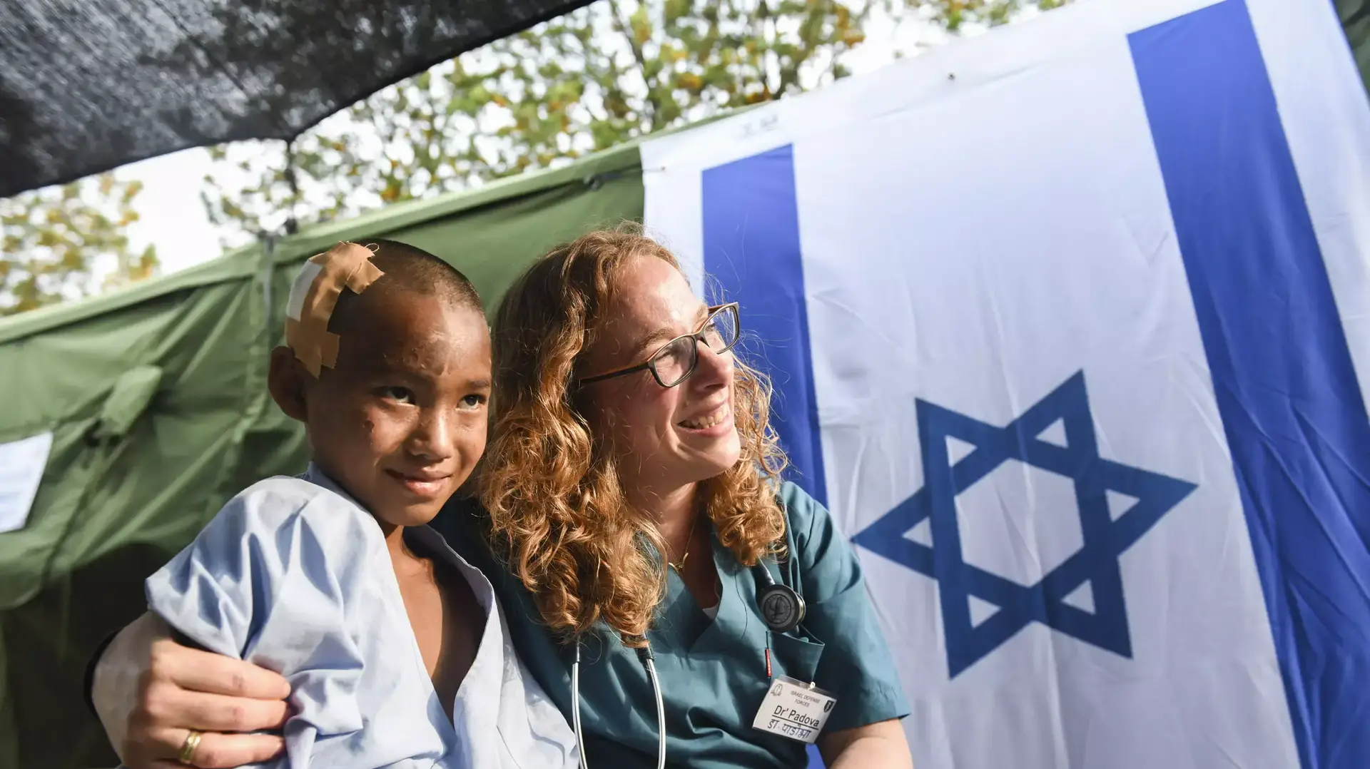 הילדה טמנג עם הרופאה סא"ל ד"ר חגית פדובה. נפאל , קטמנדו מאי 2015 הילדה טמנג עם הרופאה סא"ל ד"ר חגית פדובה. נפאל , קטמנדו מאי 2015