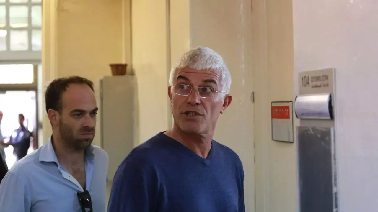 איש העסקים בפרשת רונאל פישר מגיע לבית המשפט השלום בירושלים (חולצה כחול כהה), אפריל 2015
