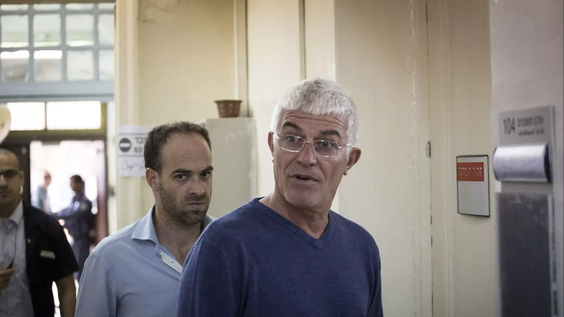 איש העסקים בפרשת רונאל פישר מגיע לבית המשפט השלום בירושלים (חולצה כחול כהה), אפריל 2015 איש העסקים בפרשת רונאל פישר מגיע לבית המשפט השלום בירושלים (חולצה כחול כהה), אפריל 2015