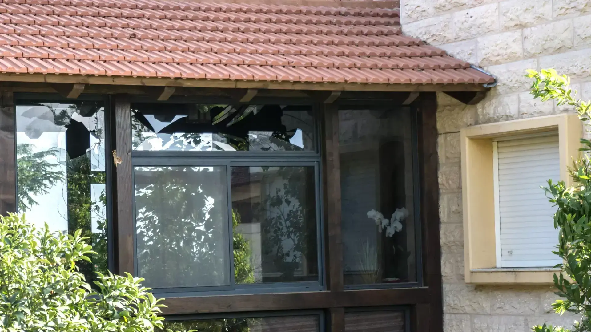 משפחה בצפון שמגדלת קנאביס רפואי והושלך על הבית שלהם מטעני חבלה, מאי 2015 משפחה בצפון שמגדלת קנאביס רפואי והושלך על הבית שלהם מטעני חבלה, מאי 2015