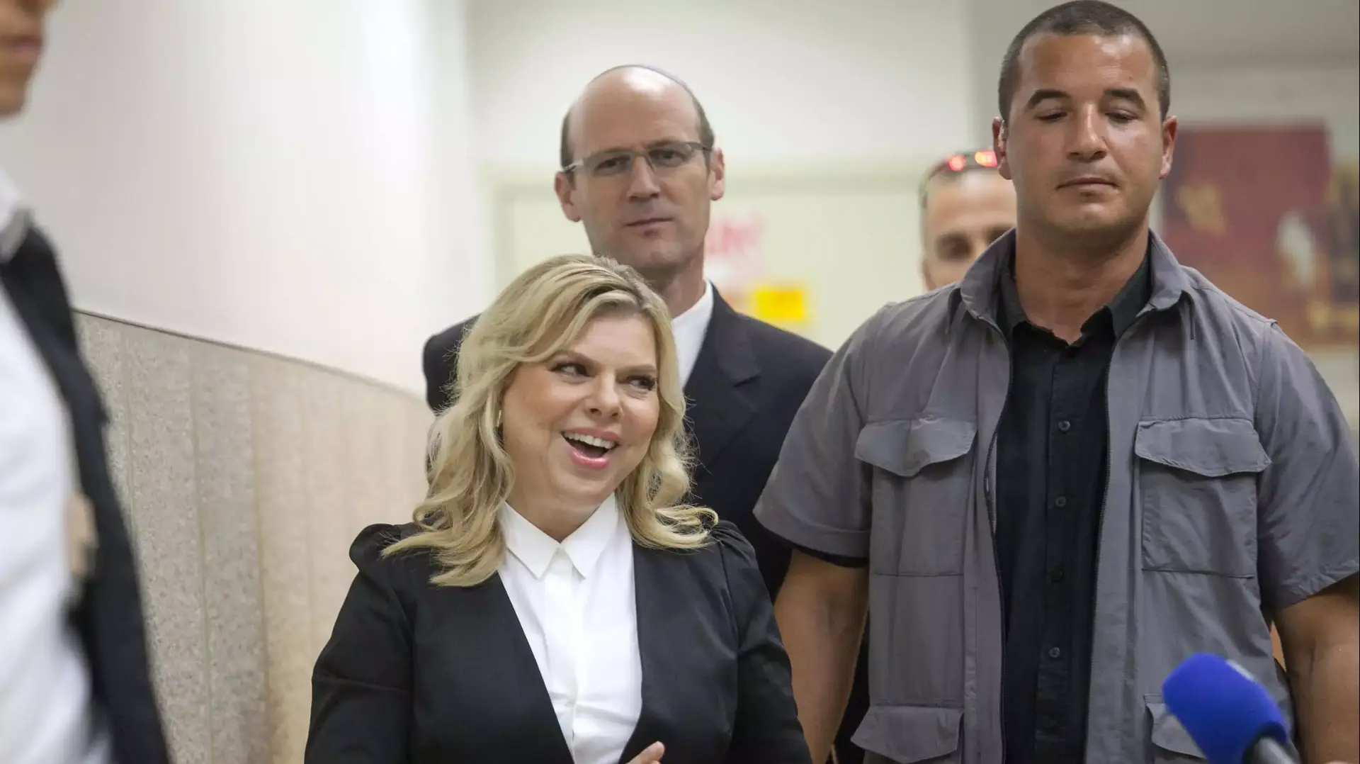 שרה נתניהו יוצאת מבית הדין האזורי לדיון ההוכחות של מני נפתלי. מאי 2015