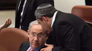 משה (בוגי) יעלון, זאב אלקין, יאיר לפיד, בנימין נתניהו וגדעון סער במליאת הכנסת בדיון על חוק המשילות לייב משה (בוגי) יעלון, זאב אלקין, יאיר לפיד, בנימין נתניהו וגדעון סער במליאת הכנסת בדיון על חוק המשילות לייב