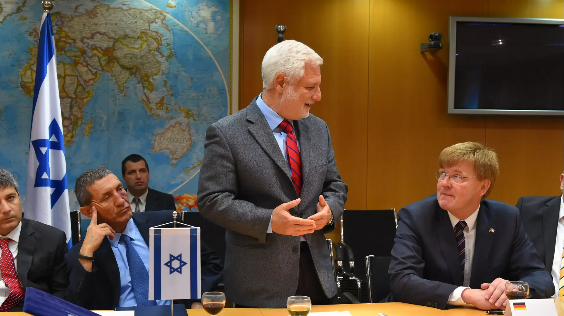 מנכ"ל משרד הביטחון, האלוף (במיל') דן הראל, מנכ"ל המספנה הגרמנית, סמנכ"ל וראש מנהל הרכש במשרד הביטחון שמואל צוקר מנכ"ל משרד הביטחון, האלוף (במיל') דן הראל, מנכ"ל המספנה הגרמנית, סמנכ"ל וראש מנהל הרכש במשרד הביטחון שמואל צוקר