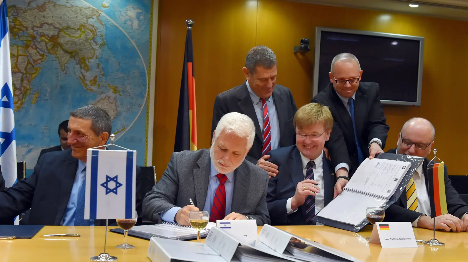 מנכ"ל משרד הביטחון, האלוף (במיל') דן הראל, מנכ"ל המספנה הגרמנית, סמנכ"ל וראש מנהל הרכש במשרד הביטחון שמואל צוקר מנכ"ל משרד הביטחון, האלוף (במיל') דן הראל, מנכ"ל המספנה הגרמנית, סמנכ"ל וראש מנהל הרכש במשרד הביטחון שמואל צוקר
