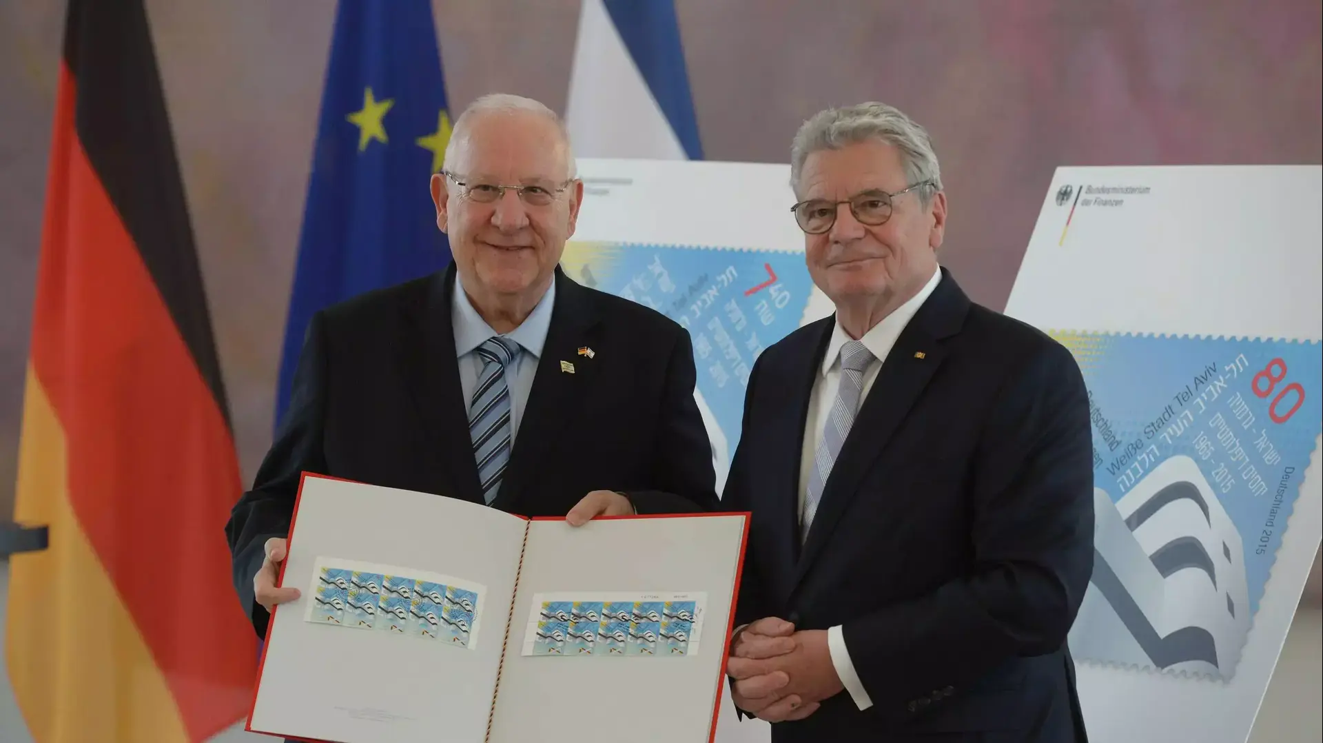 נשיא המדינה, ראובן ריבלין ונשיא גרמניה יואכים גאוק, משיקים את בול היובל, ברלין, מאי 2015 נשיא המדינה, ראובן ריבלין ונשיא גרמניה יואכים גאוק, משיקים את בול היובל, ברלין, מאי 2015