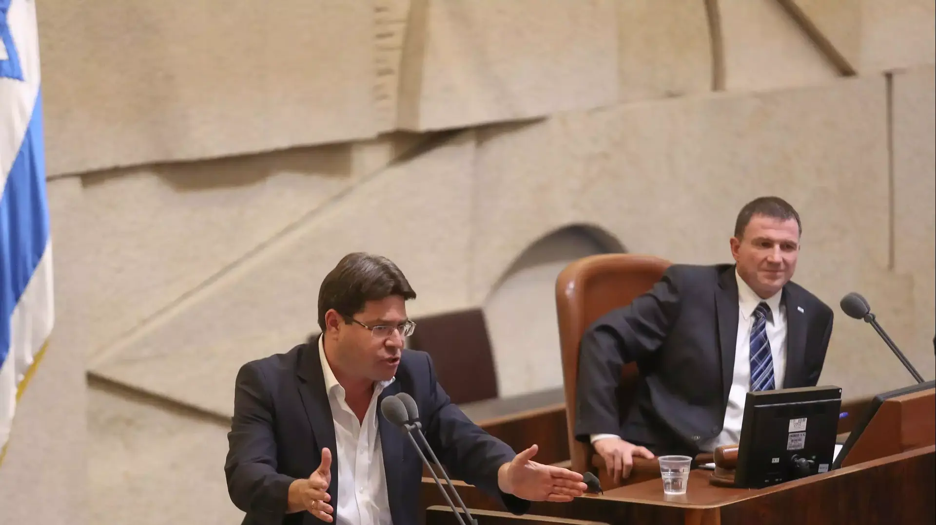 חבר הכנסת אופיר אקוניס במליאה בכנסת חבר הכנסת אופיר אקוניס במליאה בכנסת