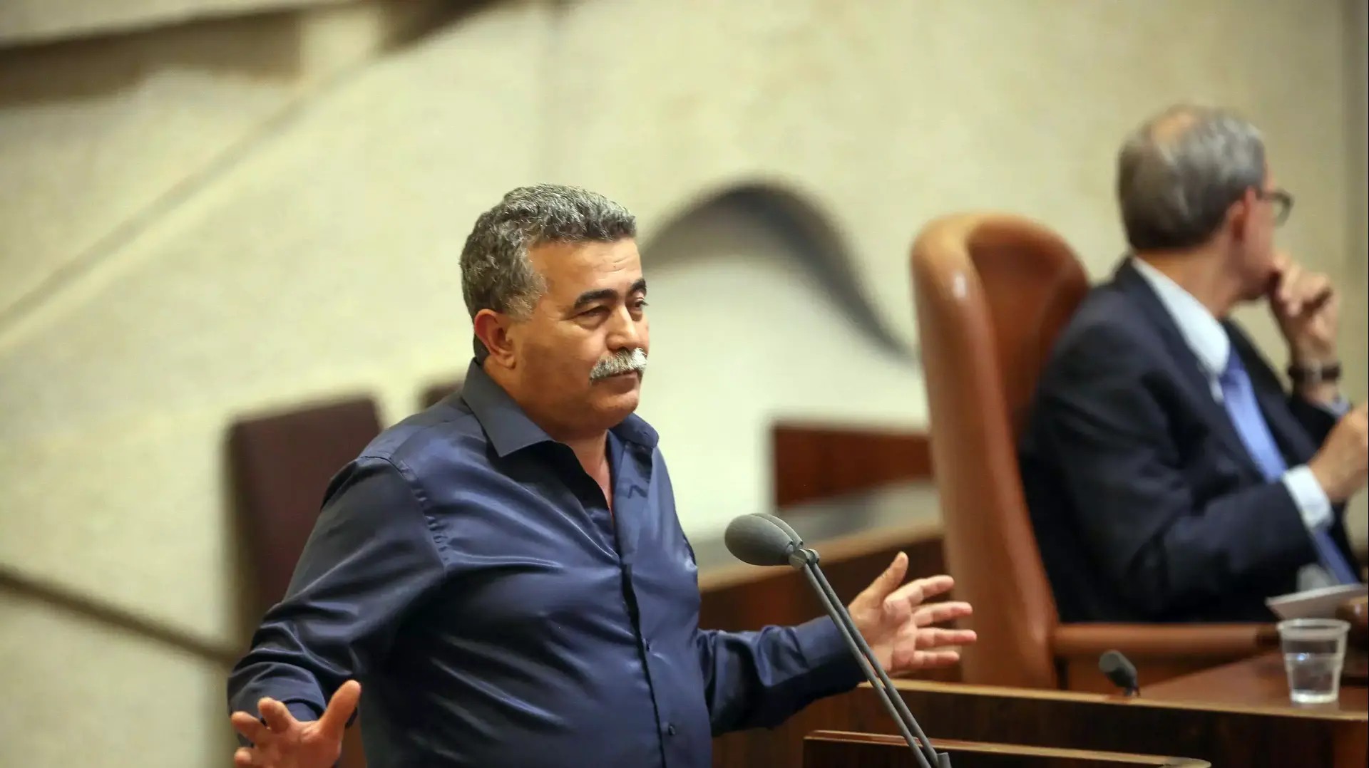חבר הכנסת עמיר פרץ נואם במליאה בכנסת חבר הכנסת עמיר פרץ נואם במליאה בכנסת
