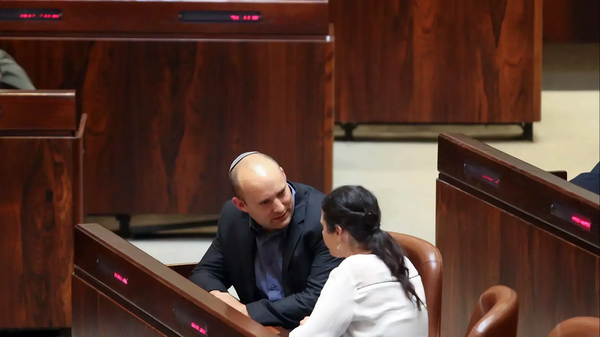 חברי הכנסת איילת שקד ונפתלי בנט במליאה בכנסת 11.05.15 חברי הכנסת איילת שקד ונפתלי בנט במליאה בכנסת 11.05.15