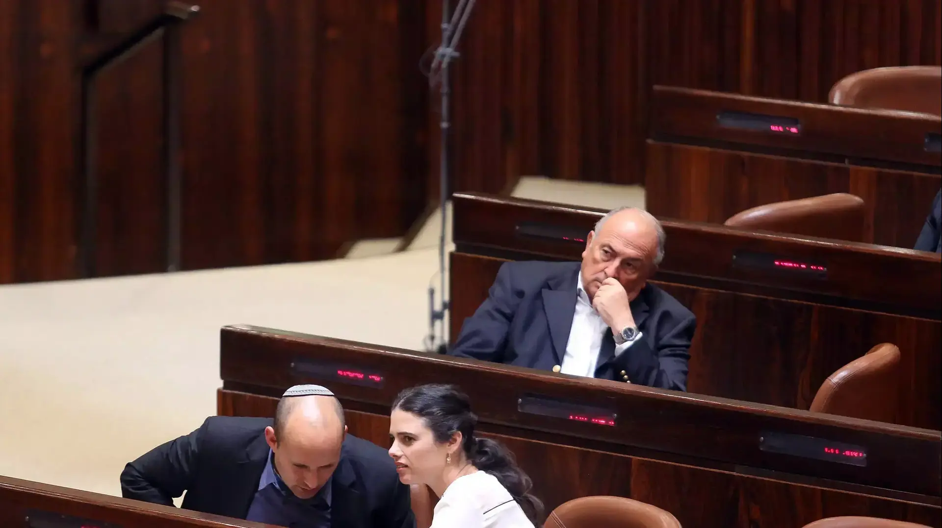 חברי הכנסת איילת שקד ונפתלי בנט במליאה בכנסת 11.05.15 חברי הכנסת איילת שקד ונפתלי בנט במליאה בכנסת 11.05.15