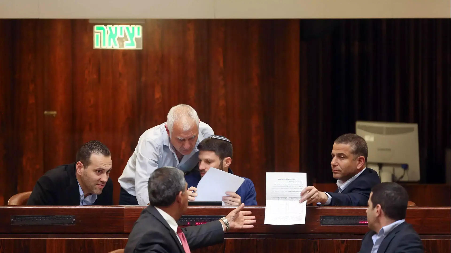 חברי הכנסת ינון מגל שרון גל מיקי לוי ובצלאל סמוטריץ במליאה בכנסת 11.05.15 חברי הכנסת ינון מגל שרון גל מיקי לוי ובצלאל סמוטריץ במליאה בכנסת 11.05.15
