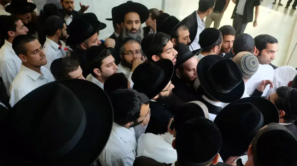 עשרות חסידים מחוץ לבית המשפט המחוזי בתל אביב לקראת גזר דינו של הרב יאשיהו פינטו, מאי 2015 עשרות חסידים מחוץ לבית המשפט המחוזי בתל אביב לקראת גזר דינו של הרב יאשיהו פינטו, מאי 2015