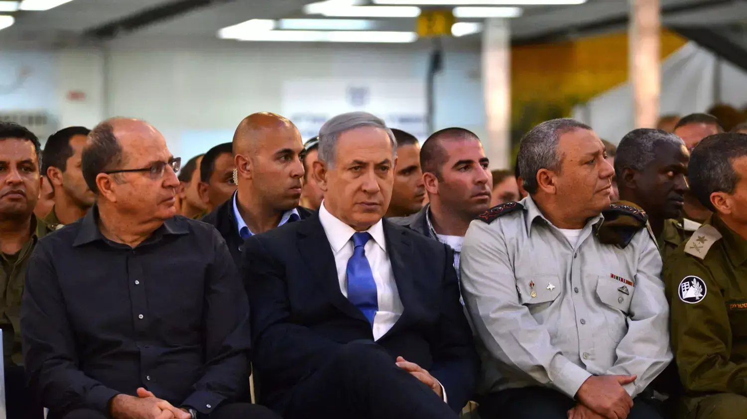 רוה"מ בנימין נתניהו עם שר הביטחון ודובר צה"ל בקבלת הפנים למשלחת צה"ל ששבה מנפאל, מאי 2015 רוה"מ בנימין נתניהו עם שר הביטחון ודובר צה"ל בקבלת הפנים למשלחת צה"ל ששבה מנפאל, מאי 2015