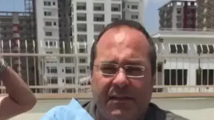 יואב אלעני עם אחד הפגים, קטמנדו נפאל, מאי 2015 יואב אלעני עם אחד הפגים, קטמנדו נפאל, מאי 2015