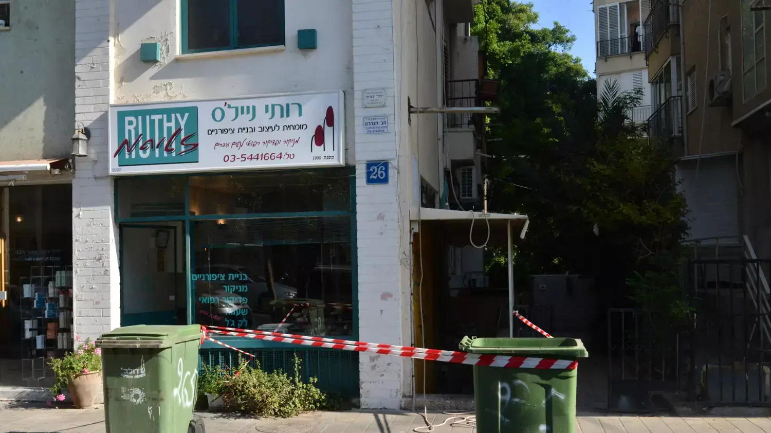 ירמיהו 26, הבניין בו אישה ניסתה לחתוך את כבלי הסנפלינג של מיכאל לם (בכחול), העובד שניקה את המרזבים. מאי 2015 ירמיהו 26, הבניין בו אישה ניסתה לחתוך את כבלי הסנפלינג של מיכאל לם (בכחול), העובד שניקה את המרזבים. מאי 2015