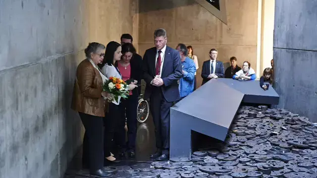 רעיית הנשיא, נחמה ריבלין, מניחה זר על יצירת הפסל מנשה קדישמן ז?ל בברלין. מאי 2015 רעיית הנשיא, נחמה ריבלין, מניחה זר על יצירת הפסל מנשה קדישמן ז?ל בברלין. מאי 2015
