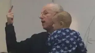 פרופסור סינדי אנגלברג מהאוניברסיטה העברית שהחזיק תינוק במהלך בשיעור, מאי 2015