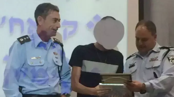סוכן סמוי של המשטרה הוביל למעצר חשודים בסחר בסמים 13 מאי 2015 סוכן סמוי של המשטרה הוביל למעצר חשודים בסחר בסמים 13 מאי 2015