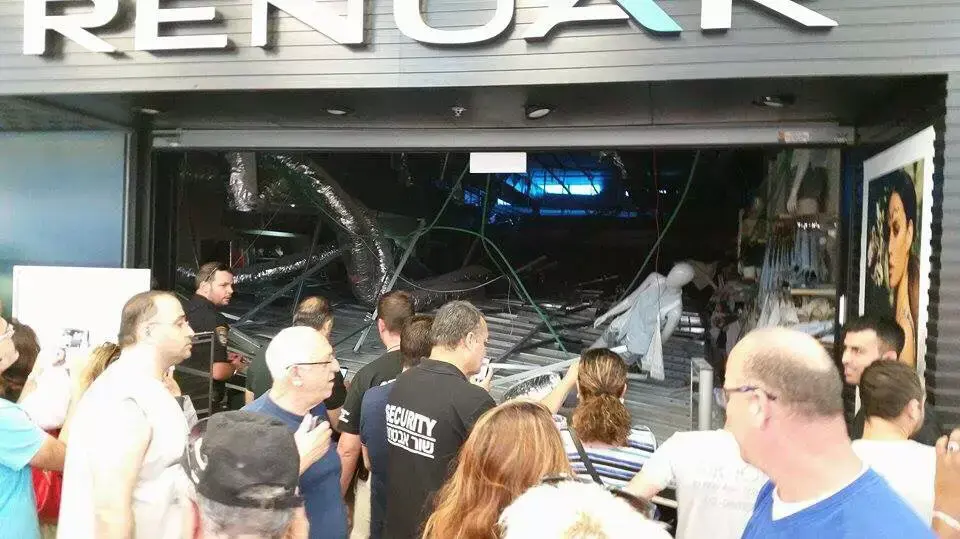 נפילת התקרה של סניף רנואר בקניון בת ים, מאי 2015