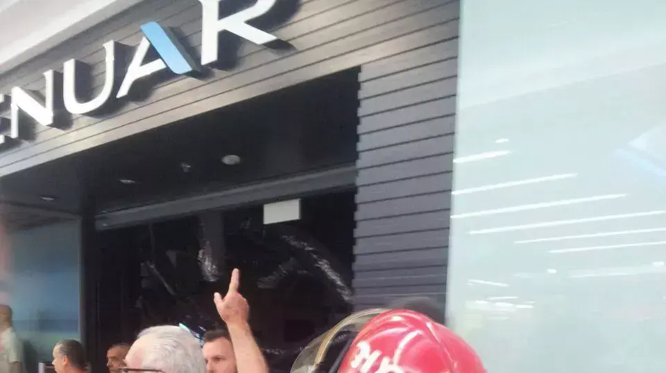נפילת התקרה של סניף רנואר בקניון בת ים, מאי 2015
