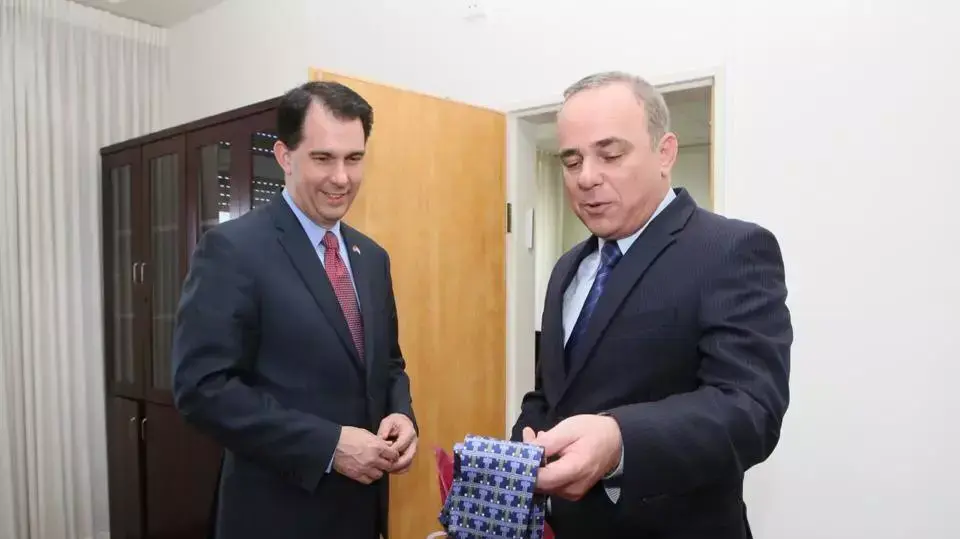השר יובל שטייניץ נפגש עם מושל ויסקונסין סקוט ווקר שהעניש לו עניבה במתנה, במאי 2015 השר יובל שטייניץ נפגש עם מושל ויסקונסין סקוט ווקר שהעניש לו עניבה במתנה, במאי 2015
