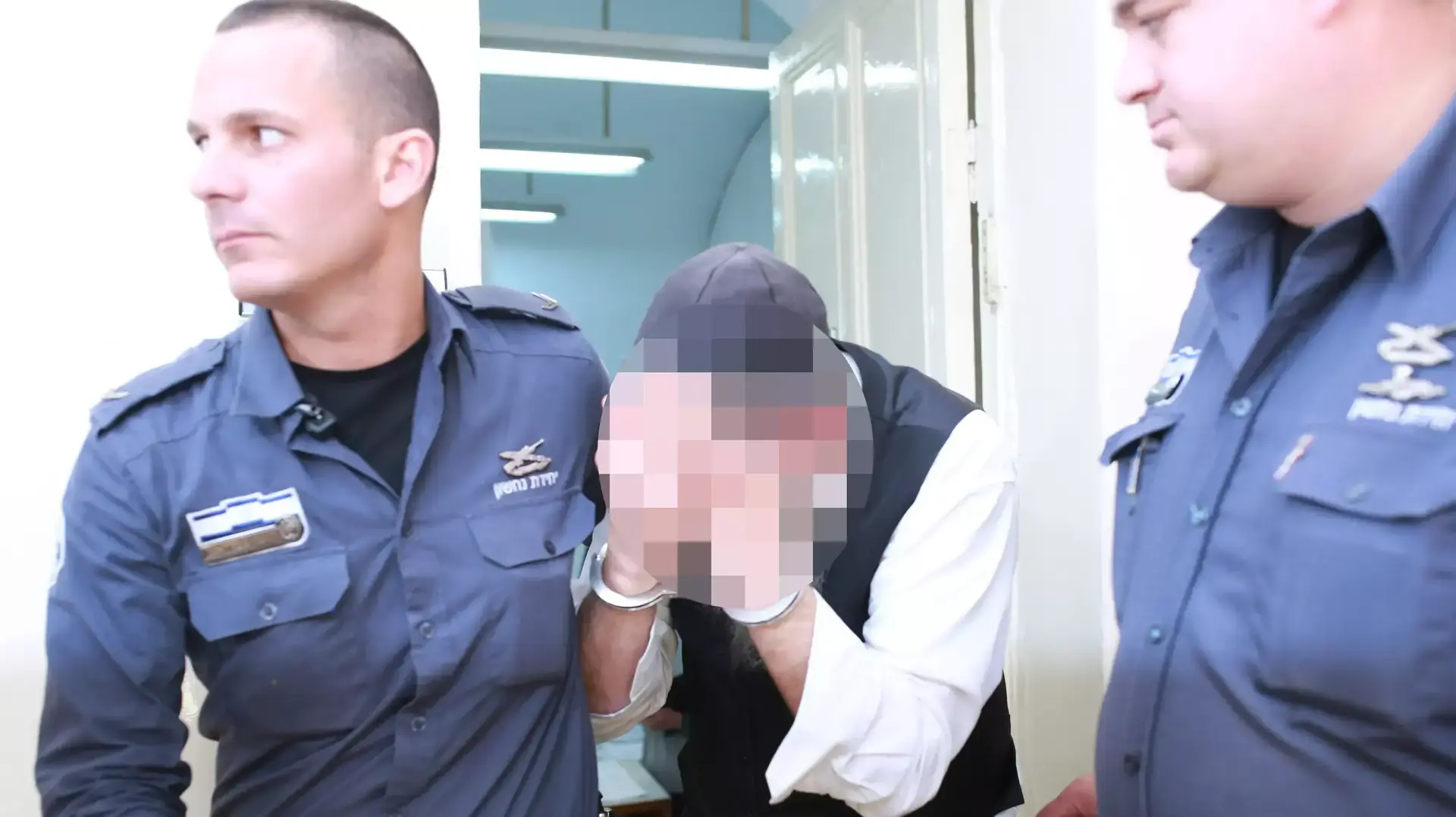אב חשוד שאנס את שלושת בנותיו מובא להארכת מעצר בשלום בירושלים, מאי 2015 אב חשוד שאנס את שלושת בנותיו מובא להארכת מעצר בשלום בירושלים, מאי 2015
